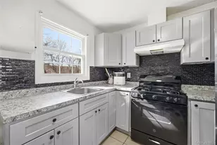 17 Cedar St, Central Islip, NY 11722 - Photo 5