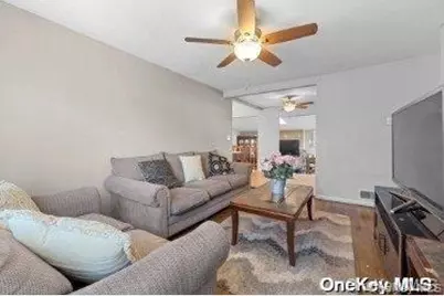 916 N Clinton Avenue, Lindenhurst, NY 11757 - Photo 5