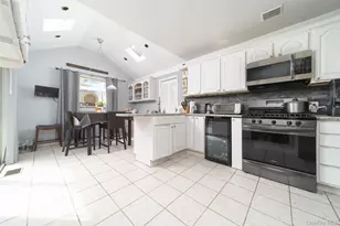 86-34 Francis Lewis Blvd, Holliswood, NY 11432 - Photo 11