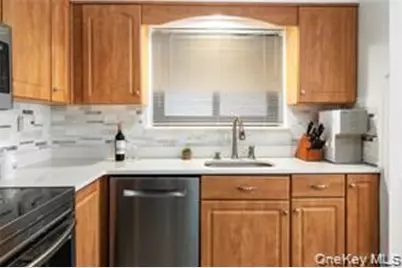 21 Canterbury Road #6, Great Neck, NY 11021 - Photo 11