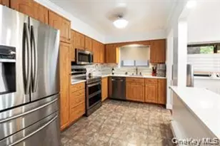 21 Canterbury Rd, Great Neck, NY 11021 - Photo 9