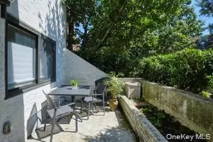 21 Canterbury Rd, Great Neck, NY 11021 - Photo 27