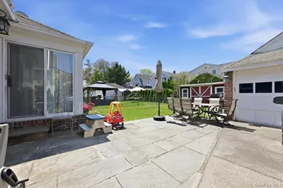 100 W Poplar Street W, Floral Park, NY 11001 - Photo 17