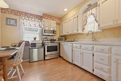 100 W Poplar Street W, Floral Park, NY 11001 - Photo 9