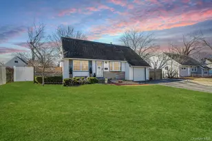 34 W Lakeland St, Bay Shore, NY 11706 - Photo 3