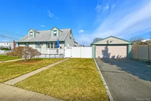 120 E Zoranne Dr, Farmingdale, NY 11735 - Photo 3