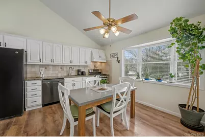 31 Marshmallow Drive, Commack, NY 11725 - Photo 15