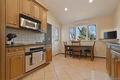 881 Buckley Place, Westbury, NY 11590 - Photo 11