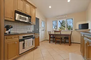 881 Buckley Pl, Westbury, NY 11590 - Photo 11