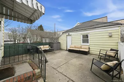 51 W Hitchcock Avenue, Floral Park, NY 11001 - Photo 21