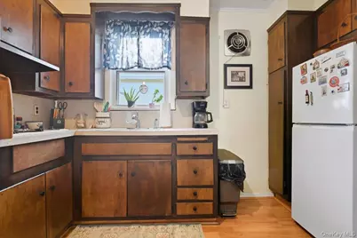 51 W Hitchcock Avenue, Floral Park, NY 11001 - Photo 11