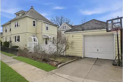 51 W Hitchcock Avenue, Floral Park, NY 11001 - Photo 23