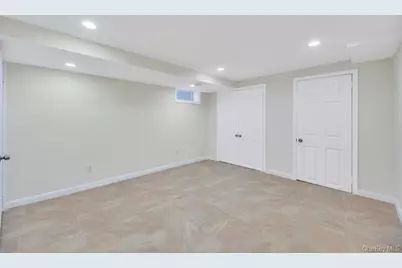 16 Phipps Lane, Plainview, NY 11803 - Photo 23