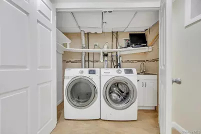 16 Phipps Lane, Plainview, NY 11803 - Photo 25