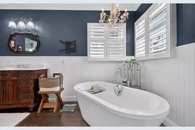 108 Awixa Avenue, Bay Shore, NY 11706 - Photo 21