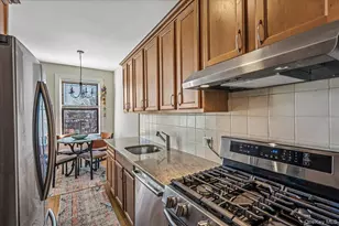 37 Brompton Rd, Great Neck, NY 11021 - Photo 7