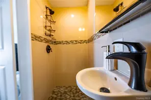 13 Peachtree Ln, Levittown, NY 11756 - Photo 9