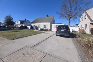 13 Peachtree Ln, Levittown, NY 11756 - Photo 3