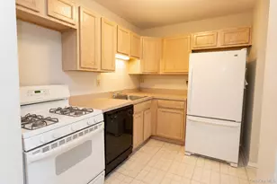 82-73 Country Pointe Cir, Queens Village, NY 11427 - Photo 13