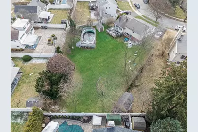 7 Phipps Lane, Plainview, NY 11803 - Photo 17