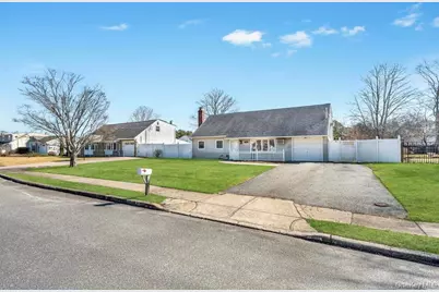 114 Norman Drive, Bohemia, NY 11716 - Photo 3