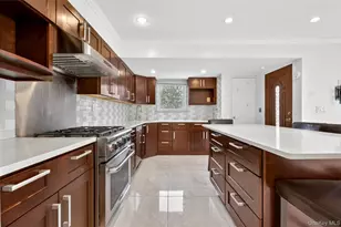 55 Executive Dr, Manhasset Hills, NY 11040 - Photo 15