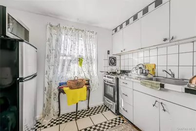 233 Clunie Avenue, Yonkers, NY 10703 - Photo 21