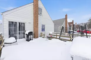 21 Oak Ave, Inwood, NY 11096 - Photo 15