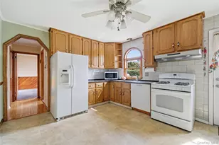 219 E John St, Lindenhurst, NY 11757 - Photo 11