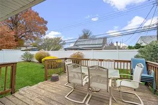 18 Bridle Ln, Hicksville, NY 11801 - Photo 27