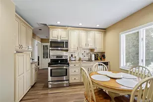 18 Bridle Ln, Hicksville, NY 11801 - Photo 5