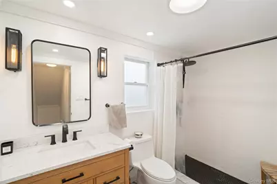 2552 Woodland Avenue, Wantagh, NY 11793 - Photo 17