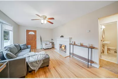 8 Florence Court, Huntington Station, NY 11746 - Photo 7