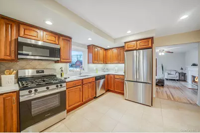 8 Florence Court, Huntington Station, NY 11746 - Photo 11