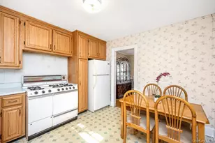 16 Margaret Blvd, Merrick, NY 11566 - Photo 9