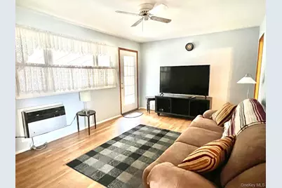 17 Windsor Street, Islip, NY 11751 - Photo 5