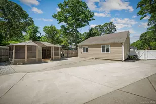 289 Magnolia Dr, Selden, NY 11784 - Photo 15
