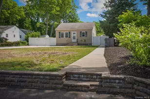 289 Magnolia Dr, Selden, NY 11784 - Photo 3