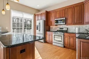 83 Pacific Dunes Ct, Medford, NY 11763 - Photo 9