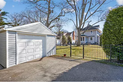 252 Morris Avenue, Rockville Centre, NY 11570 - Photo 17