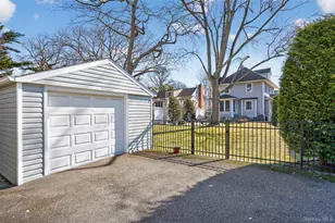 252 Morris Ave, Rockville Centre, NY 11570 - Photo 17