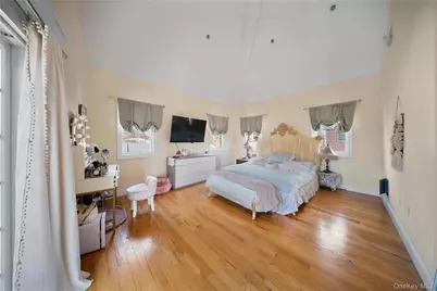 66-19 Commonwealth Boulevard, Little Neck, NY 11362 - Photo 11