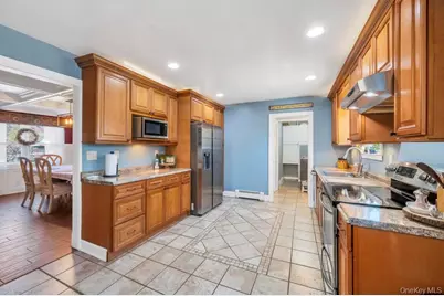 21 Burwood Lane, Coram, NY 11727 - Photo 11