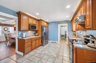 21 Burwood Ln, Coram, NY 11727 - Photo 11