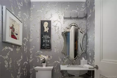 2000 Royal Court #2101, North Hills, NY 11040 - Photo 9