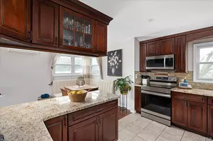 29 Fox Ct, Hicksville, NY 11801 - Photo 9