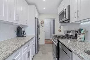 90 Knightsbridge Rd, Great Neck, NY 11021 - Photo 9