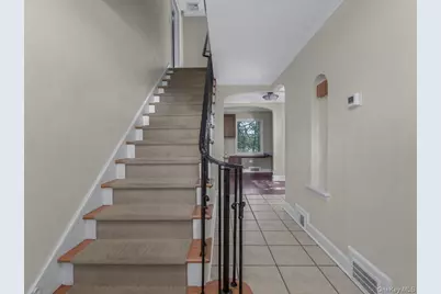 2 Amherst Road E, Great Neck, NY 11021 - Photo 3