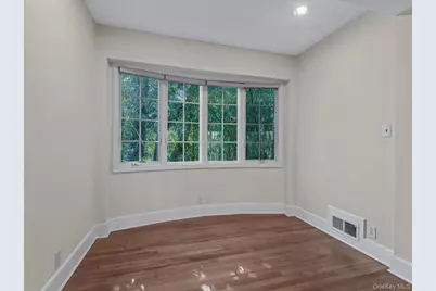 2 Amherst Road E, Great Neck, NY 11021 - Photo 7