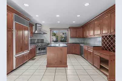 2 Amherst Road E, Great Neck, NY 11021 - Photo 11